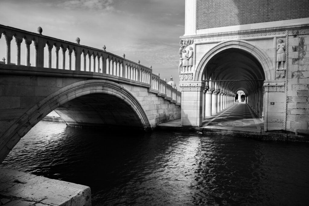 Photographer in Venice Venezia Ponte della paglia