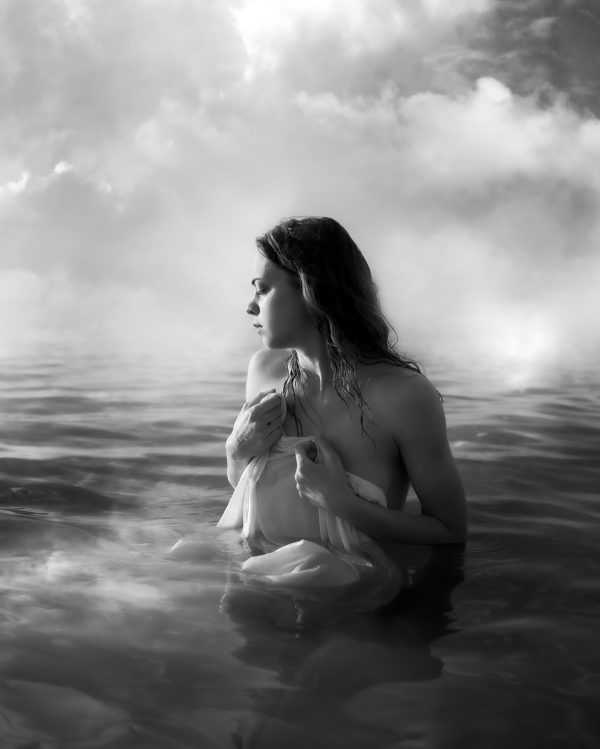 Fotografia onirica Panneggio nudo femminile in mare