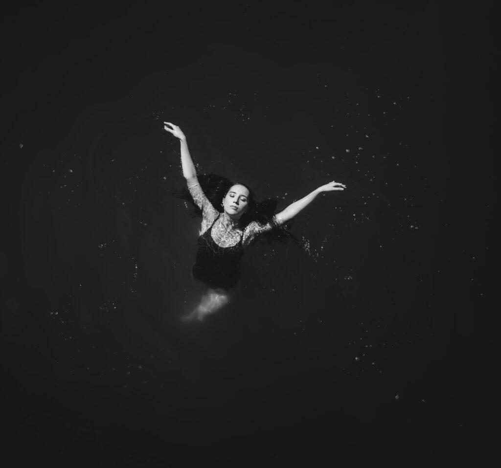 Dance in the water foto ballerina in acqua fotografo a Venezia La fotografia minimalista