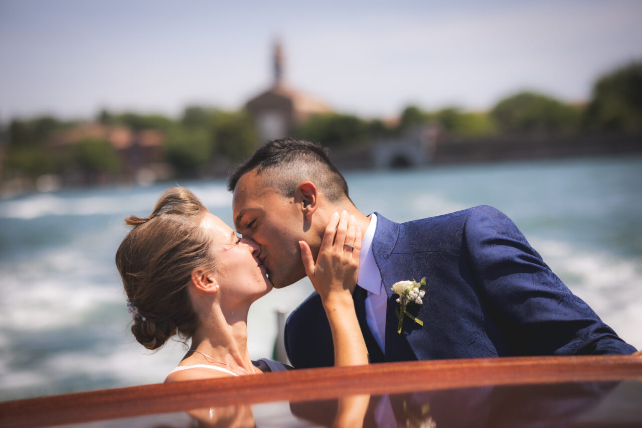 Dove fare un servizio fotografico a Venezia Fotografo matrimonio venezia Marco Rizzo foto matrimonio San Giorgio Maggiore Venice couple photoshoot